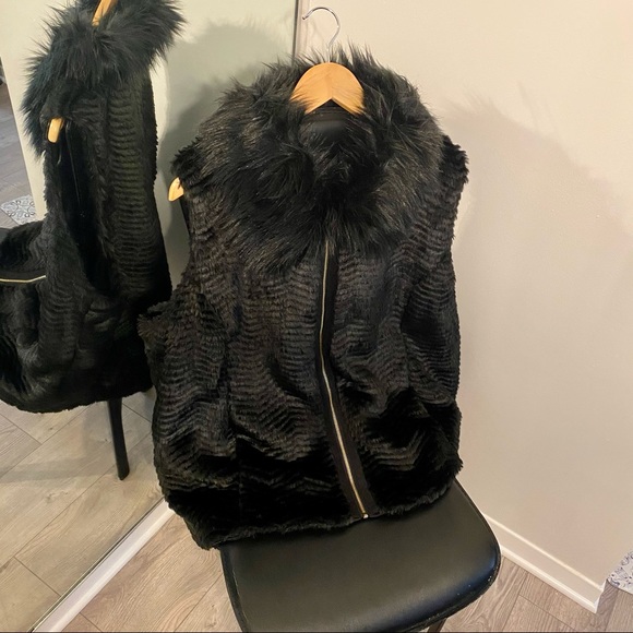 ‼️SOLD OFFLINE ‼️Andrew Marc Black Faux Fur Vest - Picture 2 of 11